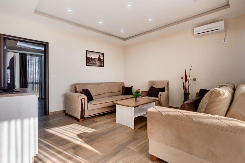 Hotel Zan Улцинь Екстер'єр фото