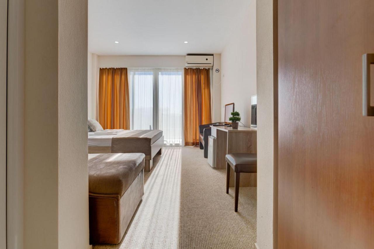 Hotel Zan Улцинь Екстер'єр фото