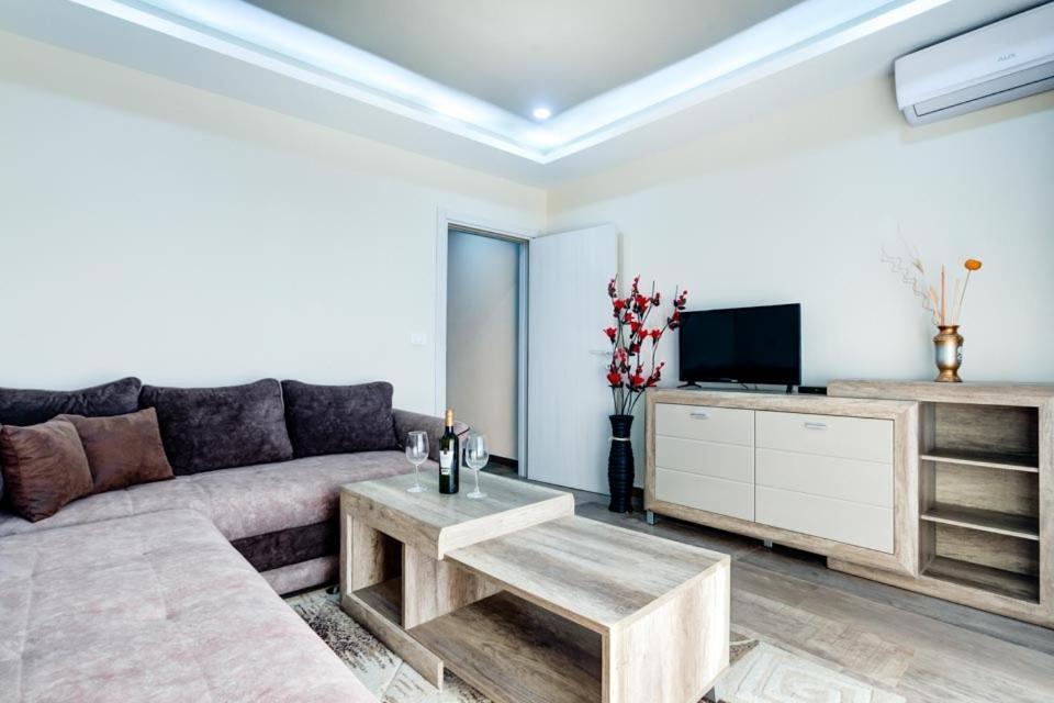 Hotel Zan Улцинь Екстер'єр фото