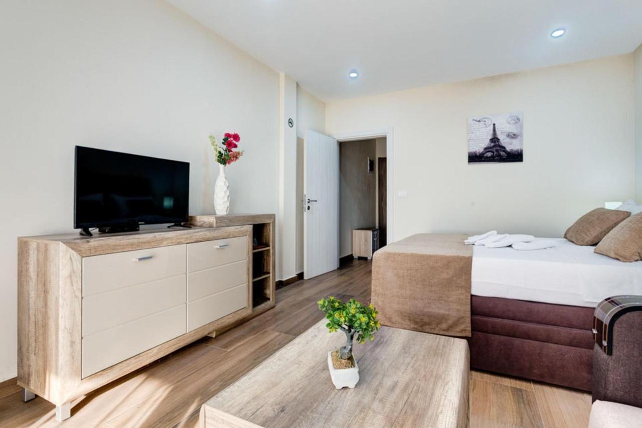 Hotel Zan Улцинь Екстер'єр фото