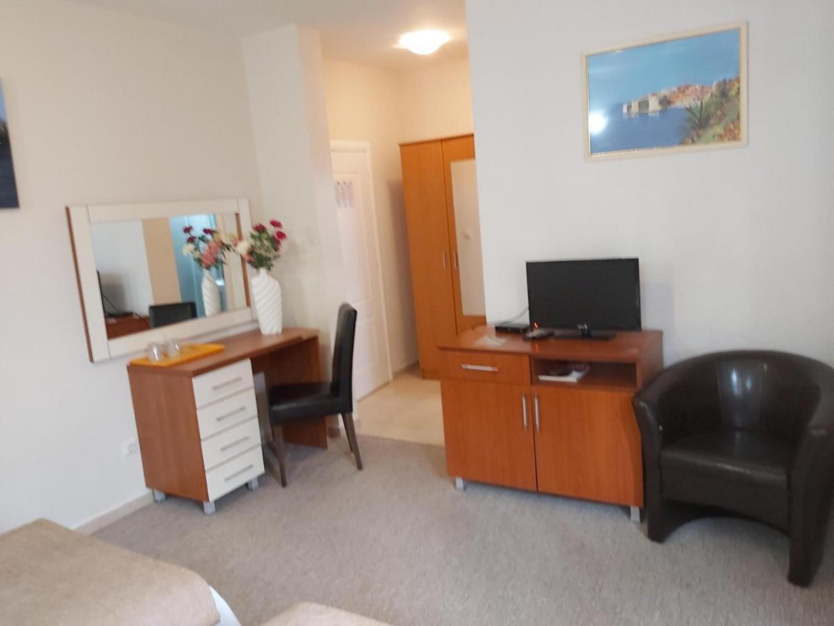 Hotel Zan Улцинь Екстер'єр фото