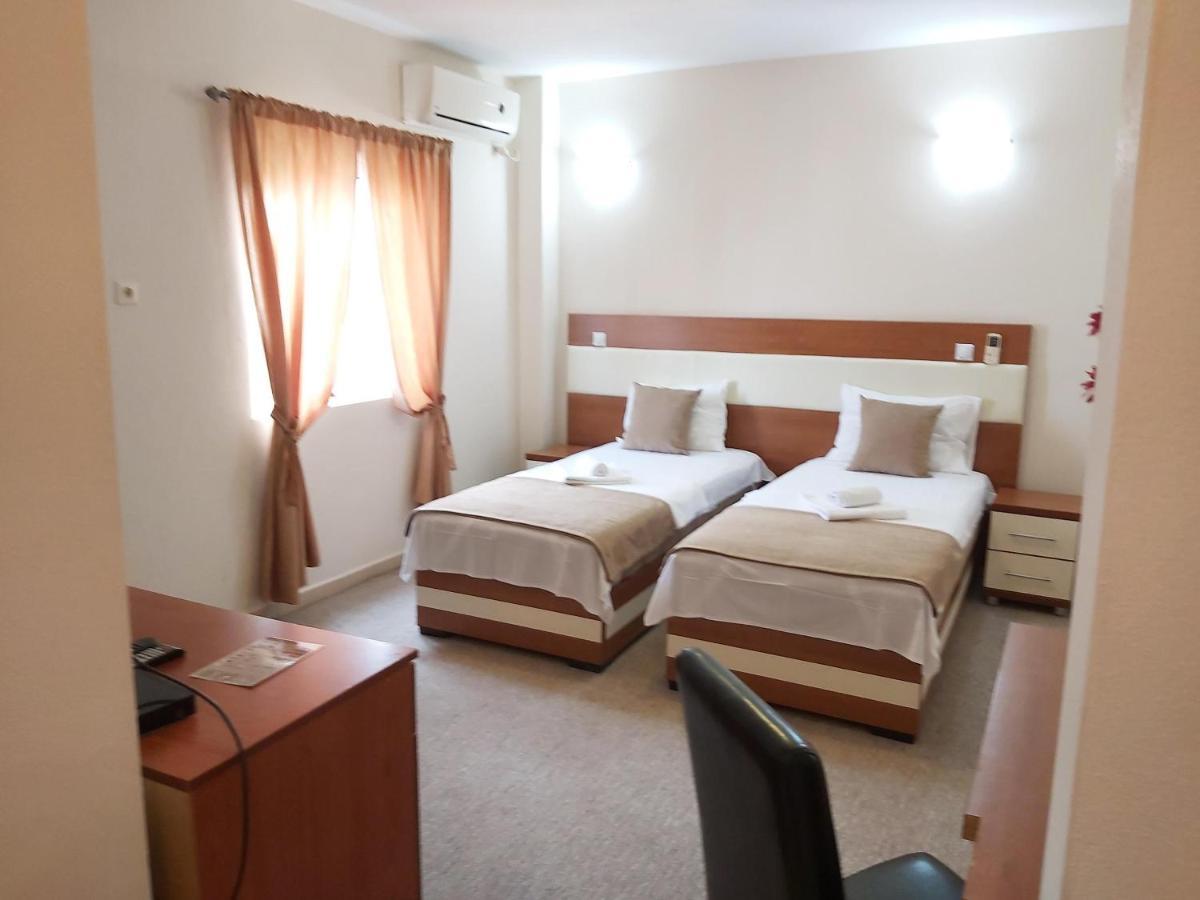 Hotel Zan Улцинь Екстер'єр фото